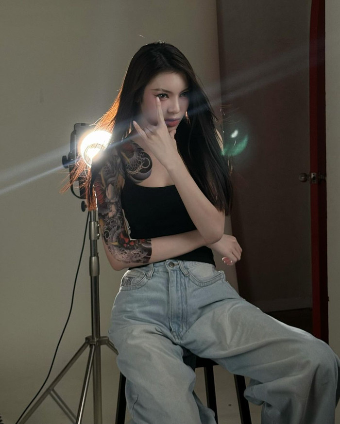 À hậu Tường San gây chú ý với hình ảnh xăm kín người.