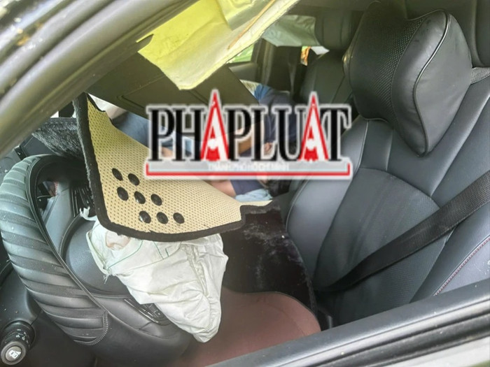 Hình ảnh bên trong chiếc ô tô rơi xuống đèo Bảo Lộc. Ảnh: PLO