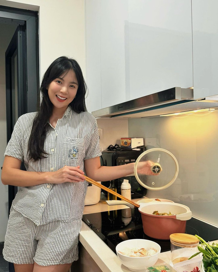 MC Mai Ngọc và khoảnh khắc tự mình vào bếp.