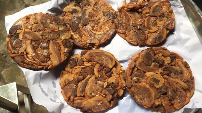 Đặc sản bánh tóp mỡ thơm ngon.