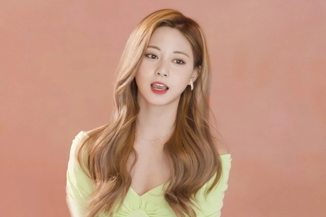 Tzuyu (Twice) đã áp dụng thành công bí quyết chọn đúng tông vàng cho tóc.