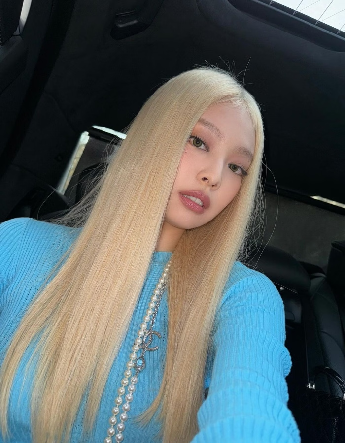 Jennie (Blackpink) cá tính và quyến rũ trong màu tóc vàng.