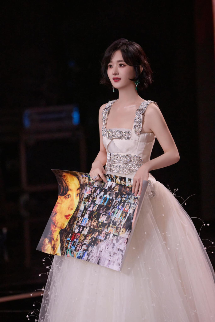 Triệu Lệ Dĩnh chia sẻ gương mặt tròn từng là khuyết điểm khiến cô bị chê bai trong quá khứ. 