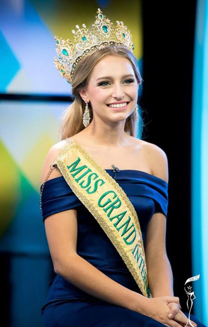 Á hậu 1 - Miss Grand International 2015 lên kế nhiệm ngôi vị Hoa hậu khi người đẹp Dominican Republic bị 'phế truất'. Tuy nhiên, cô cũng bị tước vương miện sau 4 năm vì đăng ký thi Miss Universe Australia 2019.