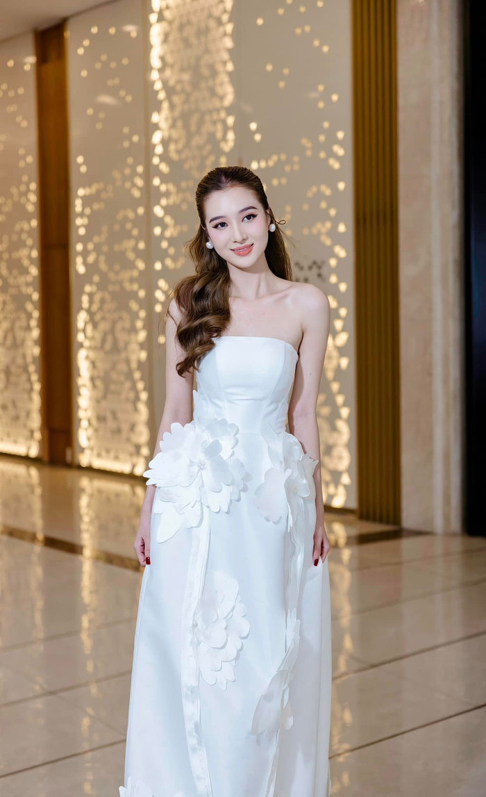 Ngoại hình sáng visual của vợ Hồ Quang Hiếu.