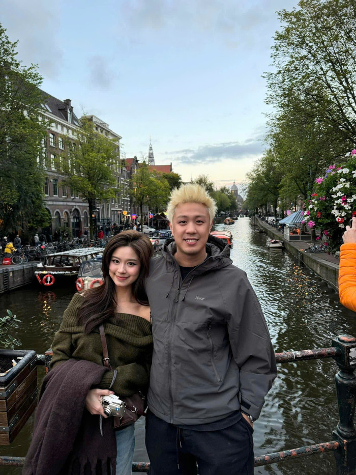 Cặp đôi đi du lịch nhiều nơi sang chảnh.