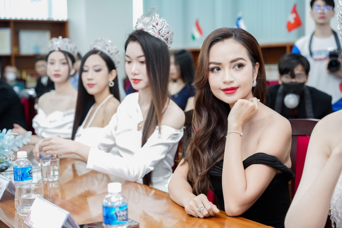 Nhan sắc bừng sáng của Hoa hậu Ngọc Châu giữa dàn người đẹp