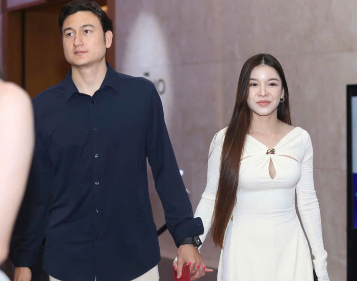 Cặp đôi chính thức về chung nhà bằng đám cưới riêng tư.