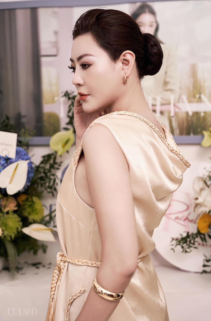 Thanh Hương đẹp quý phái.