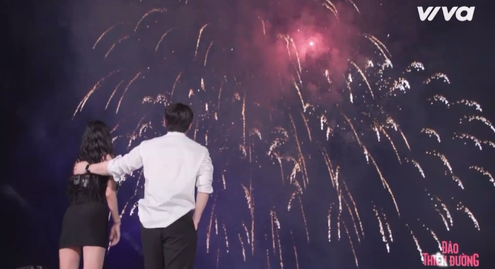 Khoảnh khắc lãng mạn của Minuk và Khánh Linh dưới pháo hoa tại Phú Quốc. 