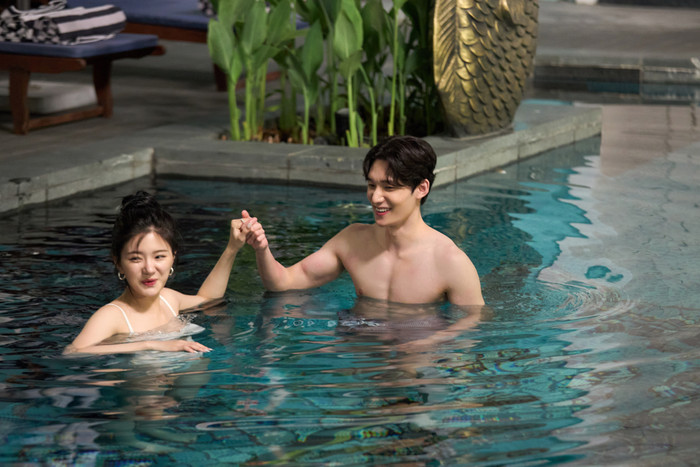 Cả hai đã có buổi hẹn hò lãng mạn ở biệt thự sang trọng.