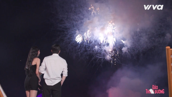 Minuk - Khánh Linh cùng nhau ngắm pháo hoa.