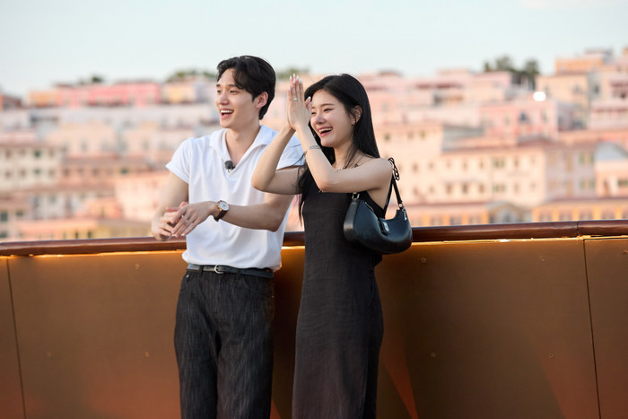 Khoảnh khắc lãng mạn của 4 cặp đôi tại cầu Cầu Hôn.