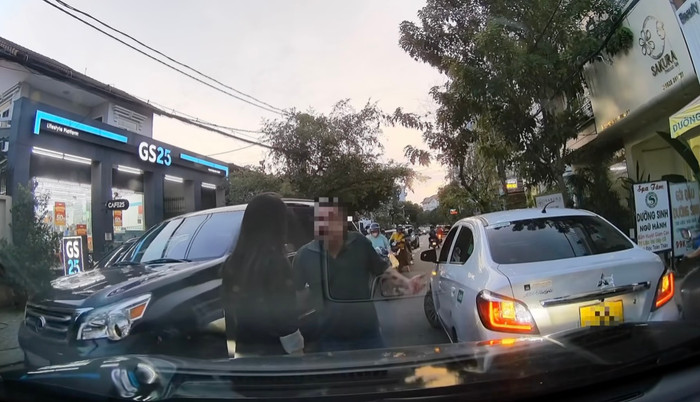 Cãi vã giữa đường, nữ tài xế bất ngờ bị tát mạnh chỉ vì bóp còi.