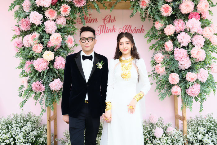 Lễ ăn hỏi của Ginô Tống và Kim Chi từng khiến mạng xã hội 'dậy sóng' vì số trang sức khủng được trao. 