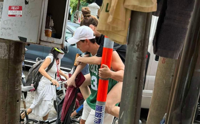 Hồ Ngọc Hà được Kim Lý cõng trên lưng, lội bì bõm dưới nước Ảnh 2