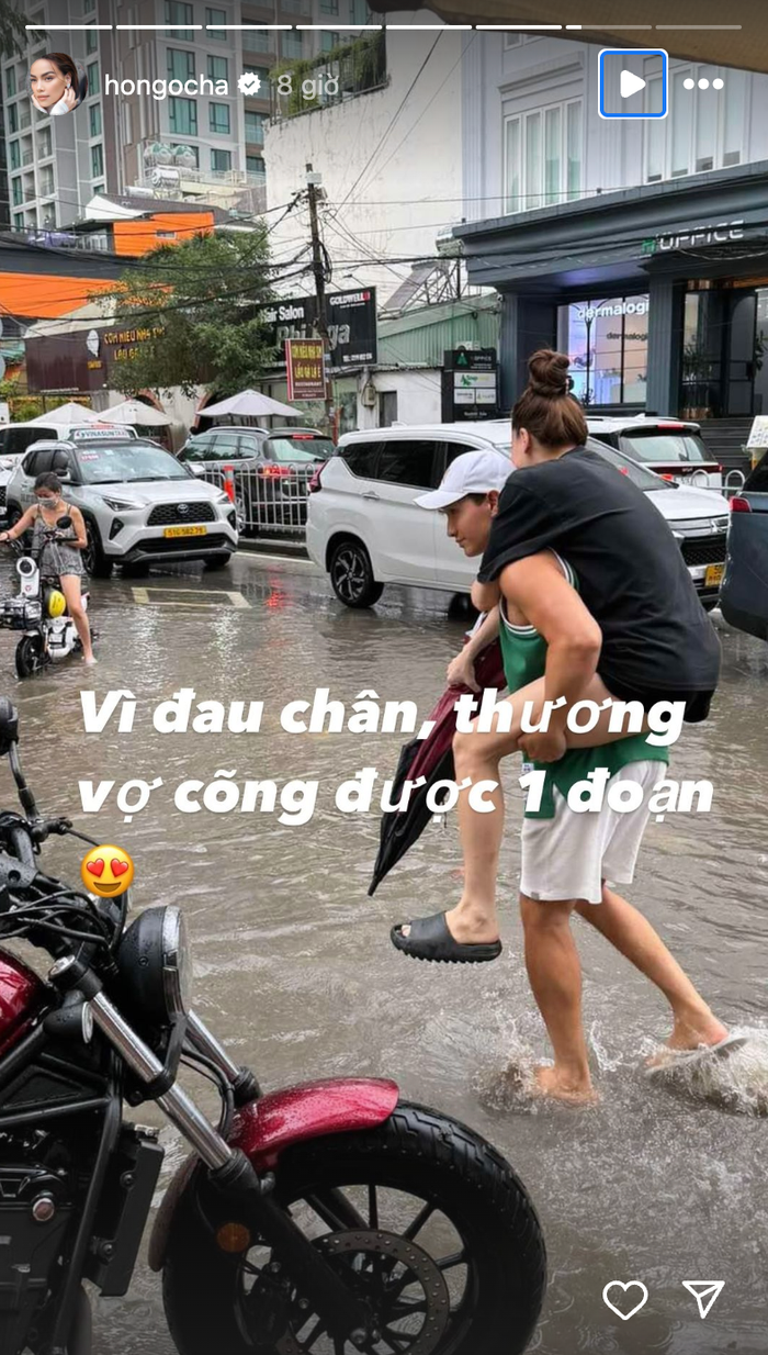 Hồ Ngọc Hà hạnh phúc ghi lại khoảnh khắc được Kim Lý cưng chiều ở chốn đông người. Ảnh: Chụp màn hình