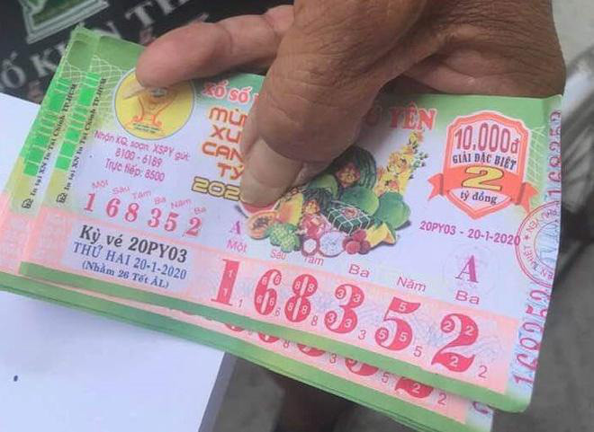 Cặp vợ chồng đổi đời nhờ vé số.