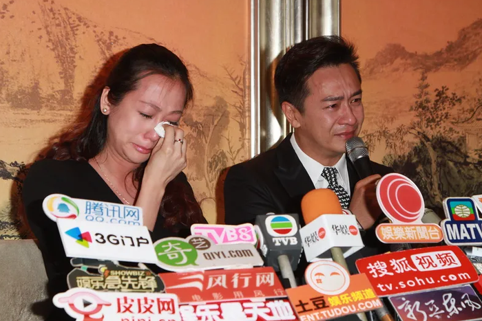 Trần Hạo Dân đã phải cùng vợ tổ chức họp báo để xin lỗi.