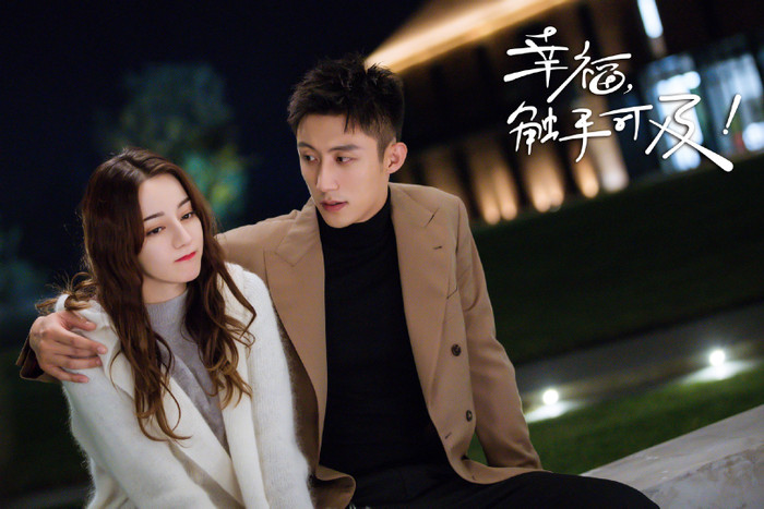 Địch Lệ Nhiệt Ba chưa bao giờ lên tiếng về mối quan hệ với Hoàng Cảnh Du.