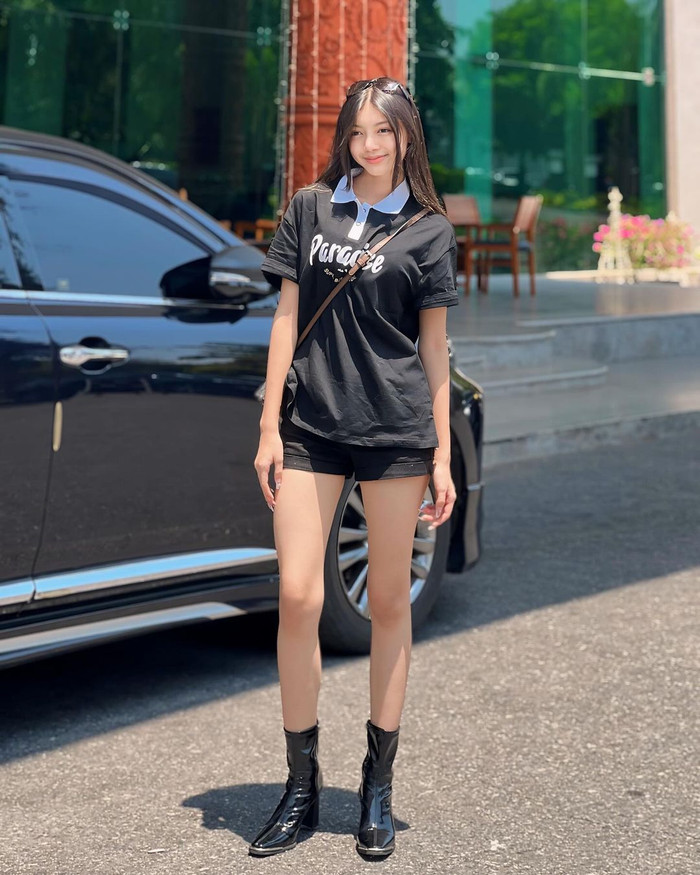 Tủ đồ của Thae Su Nyein 'phủ sóng' bởi những món đồ cơ bản như áo thun, chân váy hoặc quần short ngắn. Đa phần, chúng đều mang tông màu đen, không có quá nhiều hoạ tiết. Để tổng thể outfit không quá đơn điệu, Thae Su Nyein còn phối cùng một số món phụ kiện như túi xách, kính mát...