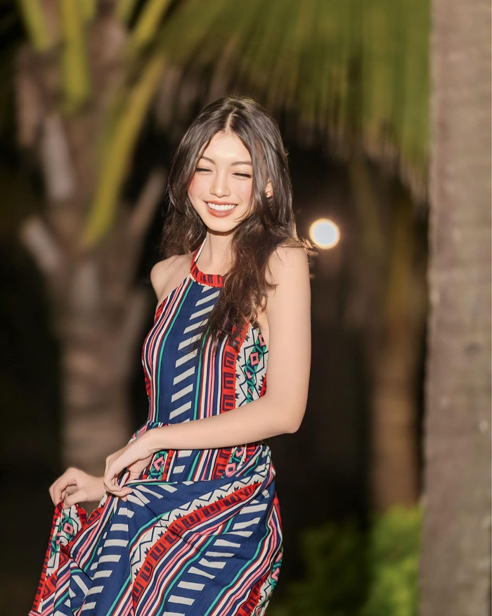 Thời trang của Thae Su Nyein không thiếu bóng của những mẫu váy mixi rộng thùng thình và mang hoạ tiết thổ cẩm nổi bật.