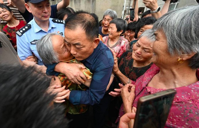 Ông Hu đã gặp lại mẹ của mình sau 65 xa cách.