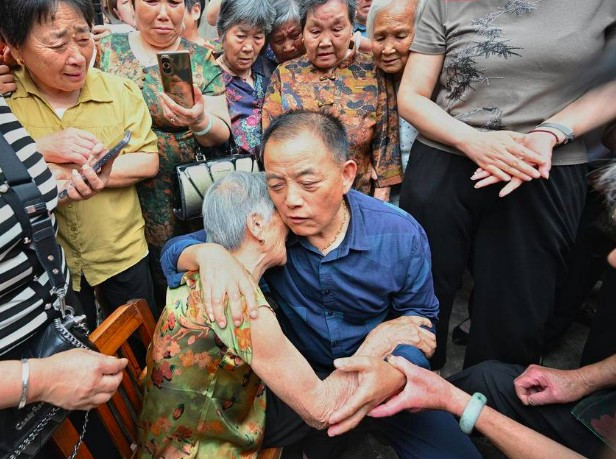 Dân làng không khỏi xúc động và vui mừng.