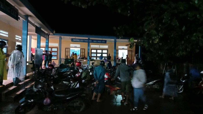 Cơ quan chức năng sơ tán hàng chục hộ dân ngay trong đêm