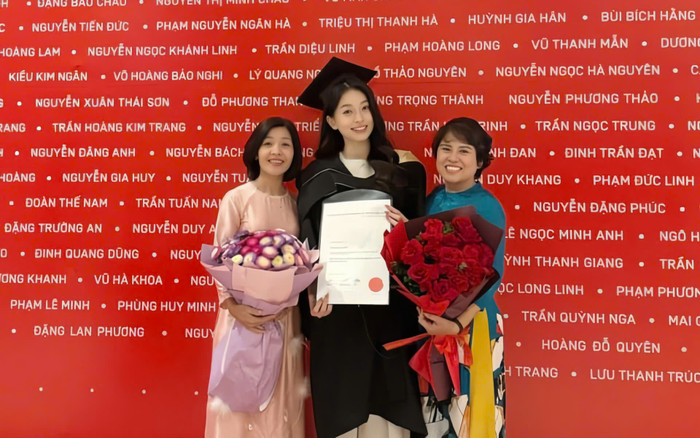 Đứng cạnh con dâu, nhan sắc mẹ chồng Phương Nga gây chú ý Ảnh 2