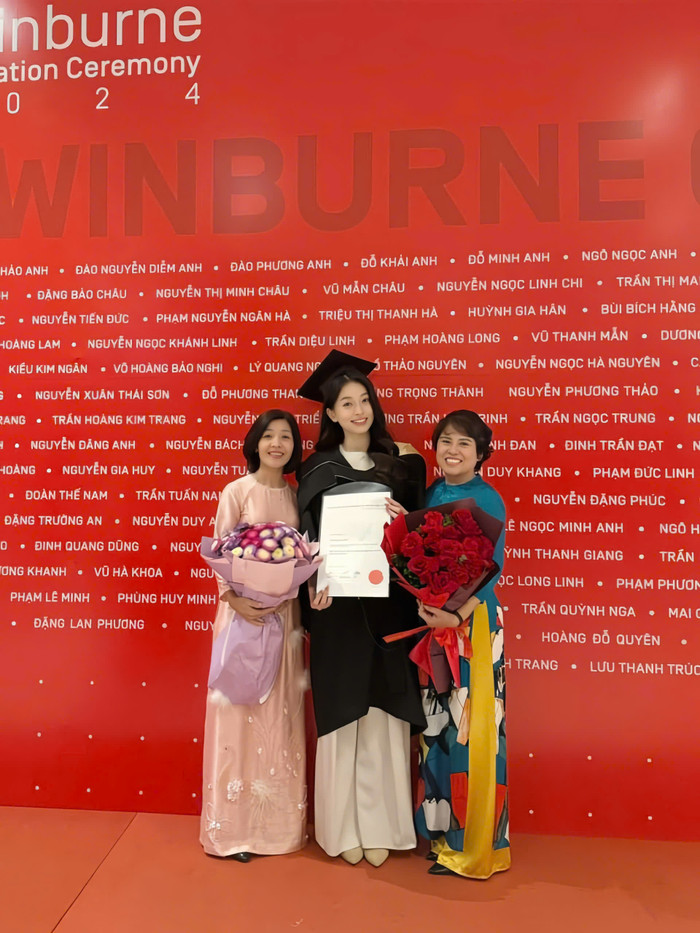 Mẹ chồng - mẹ ruột có mặt chúc mừng Phương Nga.