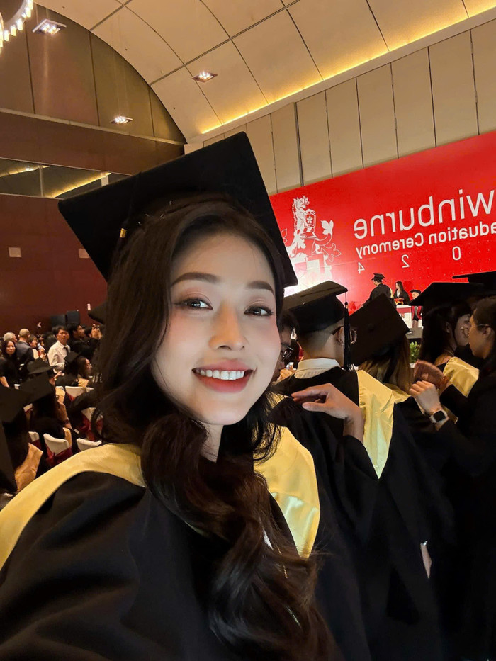 Nàng Á hậu không ngừng trau dồi tri thức.