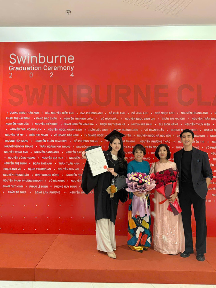 Phương Nga nhận bằng tốt nghiệp.