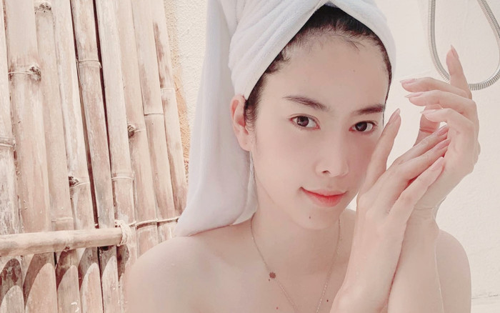 Nam Em gợi cảm với 'cặp kiếm nhật' dài miên man Ảnh 2