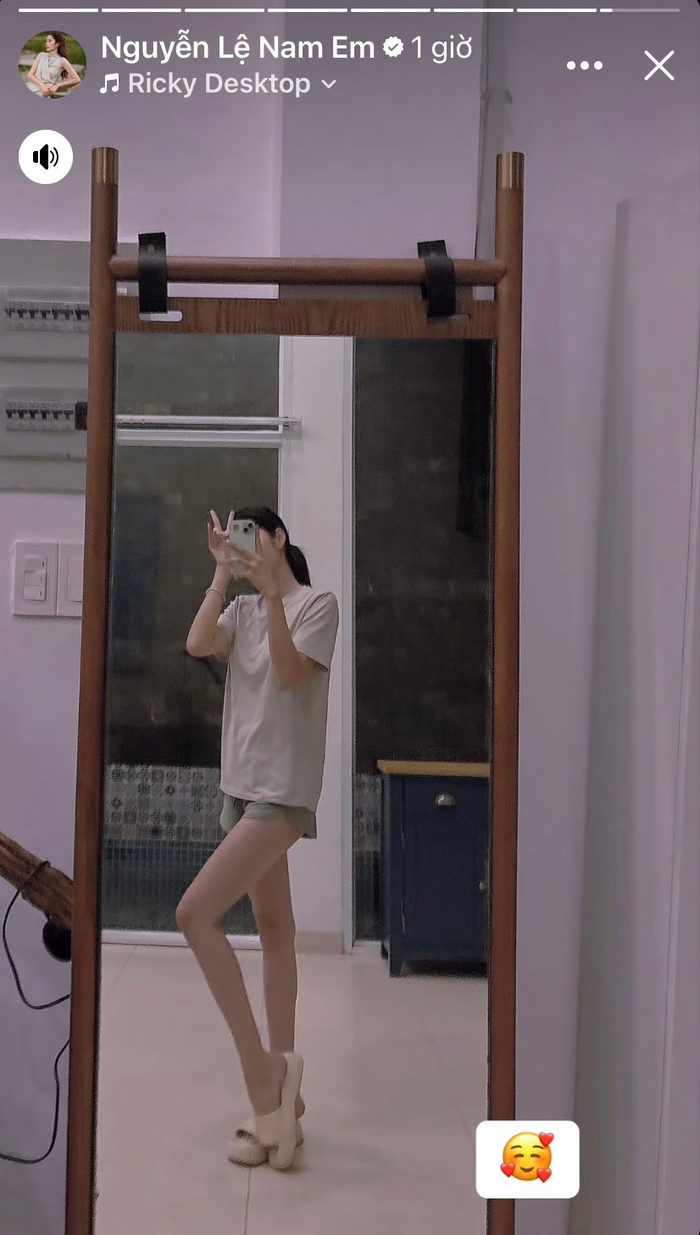 Nam Em khoe 'cặp kiếm Nhật' nuột nà gây chú ý.