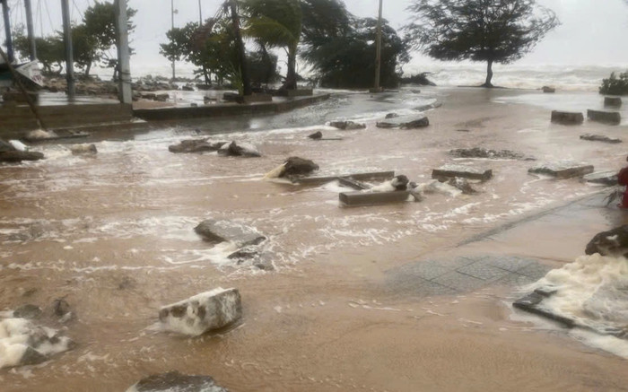 Cập nhật bão Trà Mi: Gió mạnh và sóng lớn, nước dâng khắp nơi Ảnh 2