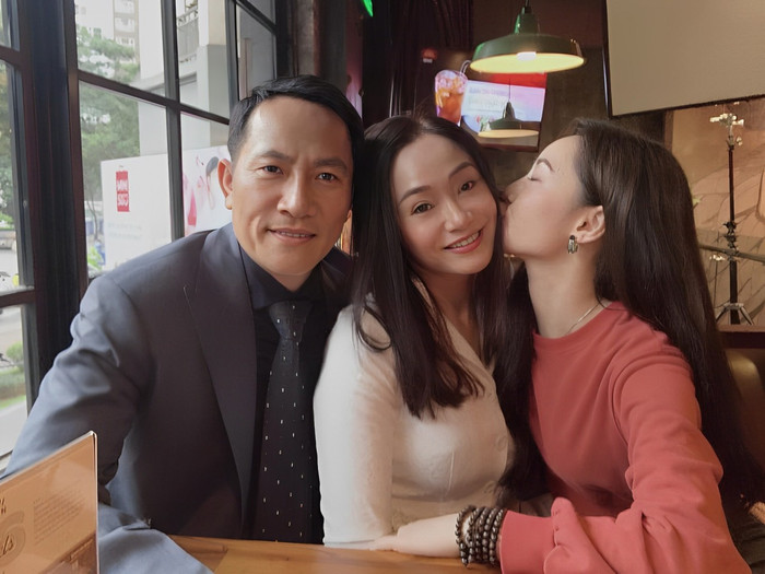 Quỳnh Kool ôm hôn mẹ ruột màn ảnh.