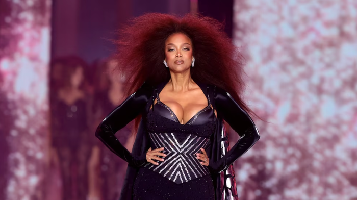 Tyra Banks tái xuất sàn diễn Victoria's Secret sau 2 thập kỷ.
