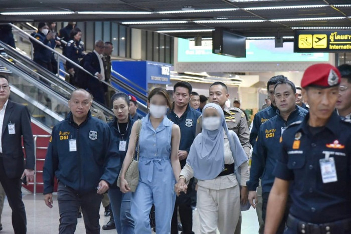 Nữ người mẫu Nutty cùng mẹ bị lực lượng chức năng đưa về Thái Lan điều tra. 