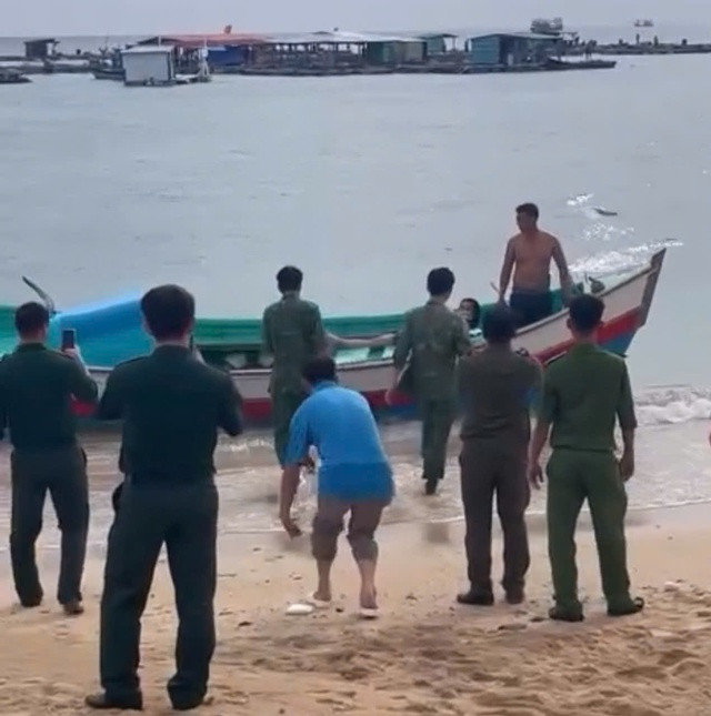 Ngư dân đưa nữ du khách T. vào bờ.