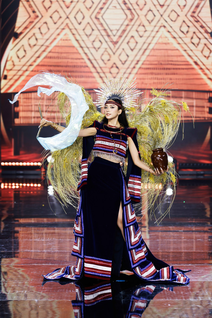 Thí sinh Vũ Mỹ Ngân, đến từ Quảng Ninh sở hữu chiều cao lẫn gương mặt ấn tượng. Cô được giao phó thiết kế 'Mừng Ngày Lúa Chín' được lấy ý tưởng từ ngày lễ mừng lúa mới nhằm tạ ơn thần linh đã ban cho đồng bào người Ba Na một mùa màng thịnh vượng. Chiếc áo với đường cắt độc đáo, kết hợp giữa cổ điển và hiện đại, thể hiện sự mạnh mẽ, vị thế của phụ nữ Ba Na trong xã hội, đồng thời phản ánh sự độc lập và quyền lực của họ.