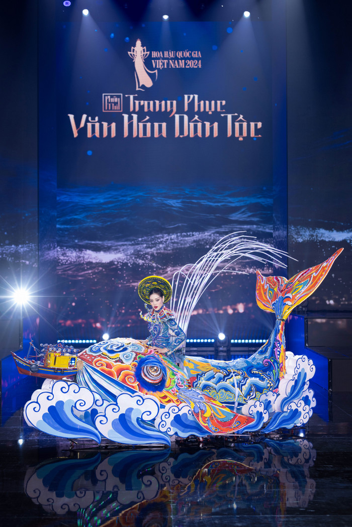 Dù đã lâu không còn tiếp xúc với những bộ cánh cồng kềnh, Khánh Vân vẫn thể hiện được đẳng cấp khi diễn vedette với 'Nam Hải Ngọc Lân' với thần thái sắc sảo. Ông Ngư hoặc cá Ông là cách gọi tôn kính của ngư dân vùng biển Việt Nam để chỉ cá voi - loài cá hiền lành, thông minh, luôn cứu giúp khi ngư dân và tàu bè gặp nạn trên biển. Tục thờ cá ông của cư dân duyên hải Việt Nam là một đạo lý cổ truyền, thấm đượm tính nhân văn của dân tộc. Thông qua bộ trang phục, tác giả muốn truyền tải thông điệp bảo tồn cá voi là một phần rất quan trọng trong vấn đề chống biến đổi khí hậu.