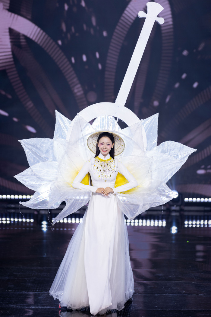 Thí sinh Nguyễn Hoàng Hải Anh, đến từ Vĩnh Phúc khoác trên người thiết kế 'Cung Đàn Bạc Liêu'. Bộ cánh tôn vinh bộ môn Đờn ca tài tử và đại diện cho tinh thần sáng tạo, đam mê cùng lòng yêu nghệ thuật của người dân Bạc Liêu khi nhắc đến vùng đất này. 