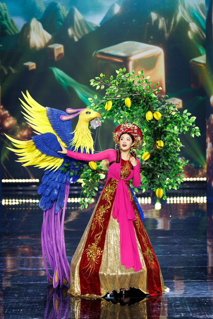 Thí sinh Quản Trần Gia Hân, quê Đồng Nai từng đại giải Á hậu 2 Miss Peace Vietnam 2022. Cô nàng sở hữu nhan sắc chuẩn Á Đông cùng chiều cao ấn tượng 1m75, chân dài được giao phó thiết kế  “Ăn Khế Trả Vàng”. Thiết kế dựa trên câu chuyện cổ tích cùng tên của ông cha ta truyền lại cho các thế hệ sau về đạo lí ở hiền gặp lành, cho đi để nhận lại.