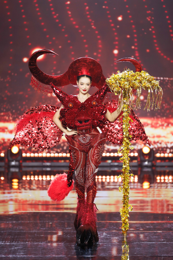 Á hậu Bùi Khánh Linh di chuyển chuyên nghiệp trong bộ cánh tên 'Ngưu Quyền'. Hình ảnh 'Con trâu đi trước, cái cày theo sau' đã in sâu trong văn hóa, mang giá trị tinh thần cao cả, gắn kết mật thiết với lao động sản xuất và hình ảnh người dân Việt Nam. Thiết kế không dùng hình ảnh mạnh mẽ và kiên cường của con trâu để nói lên phẩm chất cần cù, siêng năng của người nông dân Việt. 