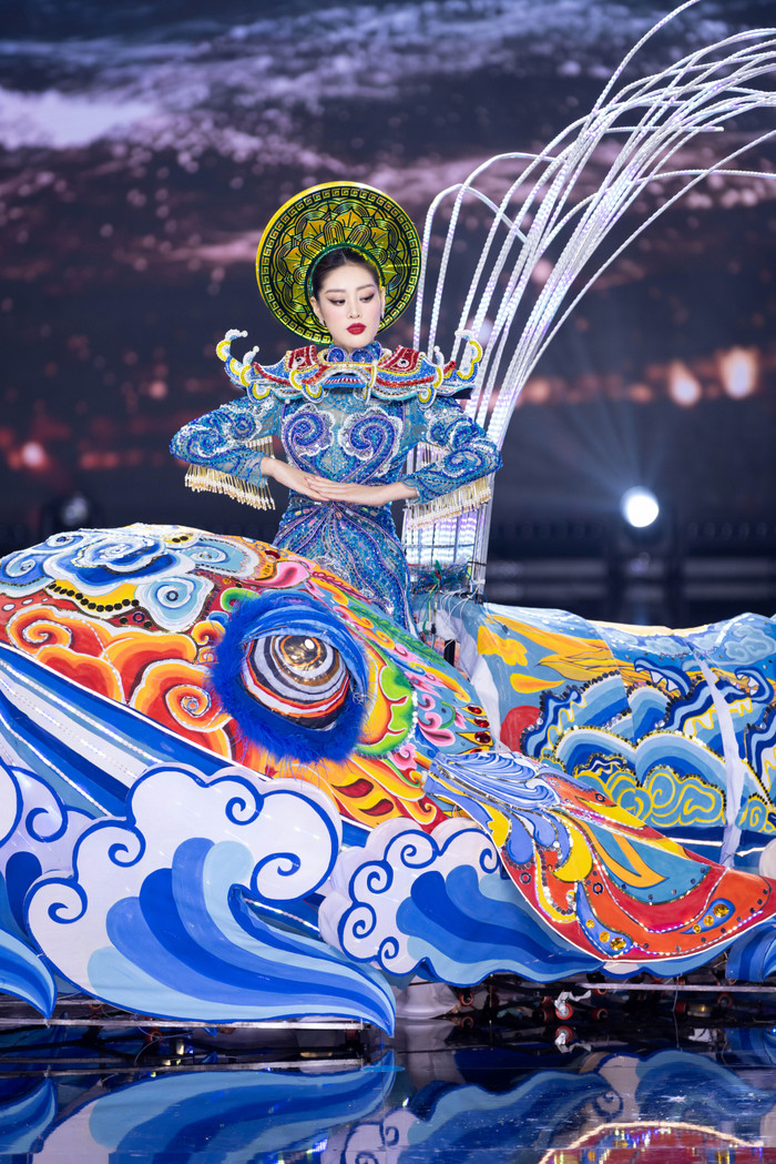 Spotlight của đêm diễn chính là sự xuất hiện của Hoa hậu Khánh Vân trong thiết kế 'Nam Hải Ngọc Lân' của nhà thiết kế Khoa Lỗ. Đã lâu, khán giả chưa được chứng kiến hình ảnh của cựu Hoa hậu Hoàn vũ Việt Nam trong trang phục dân tộc kể từ sau màn trình diễn 'Kén Em' gây sốt của cô tại Hoa hậu Hoàn vũ 2020. 