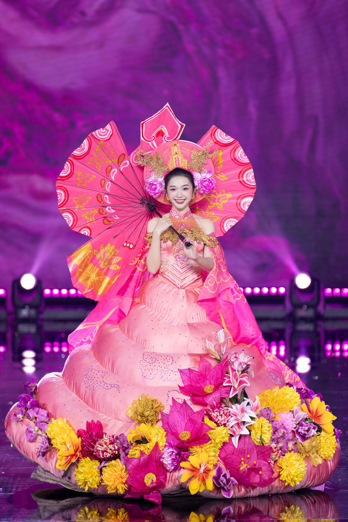 Người đẹp Nguyễn Thị Thảo Trang, quê Điện Biên là một trong những thí sinh được nhiều yêu thích trên mạng xã hội. Cô nàng là bạn gái của diễn viên Otis. Thảo Trang được diện bộ cánh tên 'Sắc Hoa Cung' lấy nguồn cảm hứng từ viên Phấn Nụ, vật dụng mỹ phẩm truyền thống của các bậc phi tần, tú nữ khuê cát thời xưa. Trang phục còn gợi lên hình ảnh phiên phấn nụ dịu dàng chứa đựng trong mình các hương thảo giúp lưu giữ nét giai nhân của người phụ nữ như một nét di sản của con người xứ Huế.