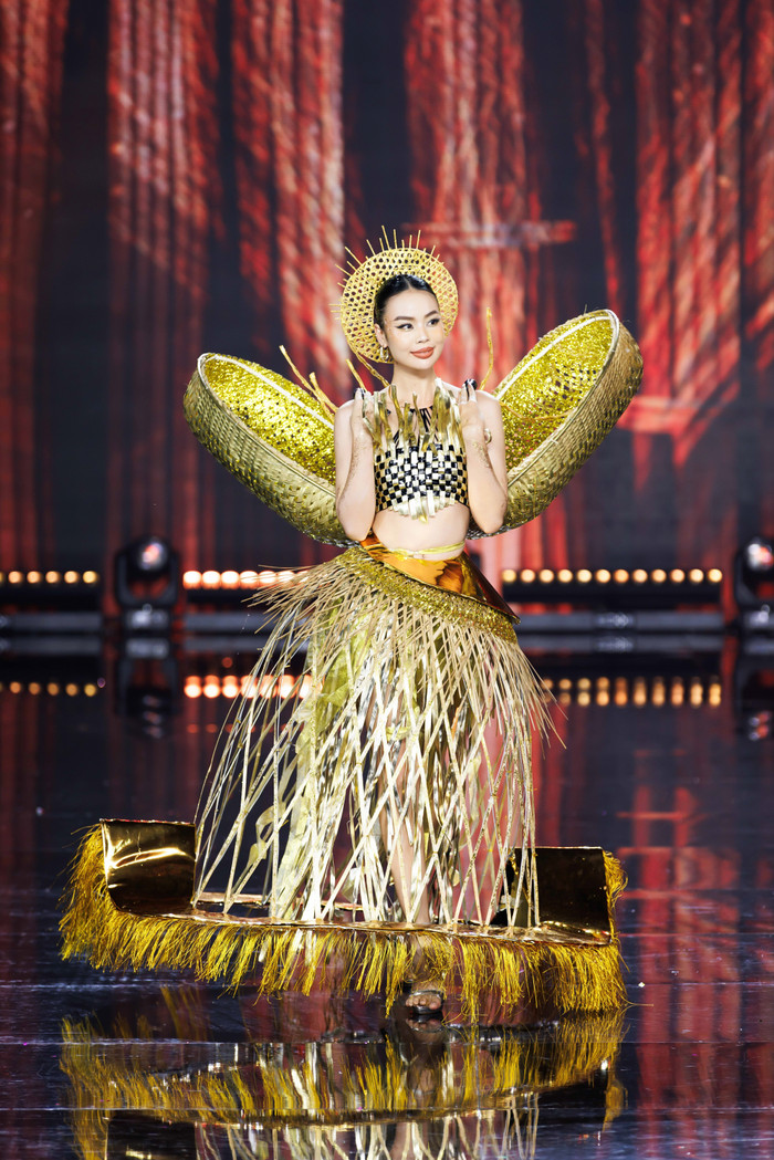 Á hậu 4 Miss Grand Vietnam 2024 - Phạm Thị Ánh Vương khoe vẻ đẹp sắc sảo trong thiết kế 'Đan Tay'. Nghệ thuật đan lát từ lâu đã trở thành một phần không thể thiếu trong văn hóa truyền thống người Việt, không chỉ là một nghề thủ công truyền thống mà đây còn là biểu tượng cho sự cần cù, khéo léo, chăm chỉ của những nghệ nhân đất Việt. 