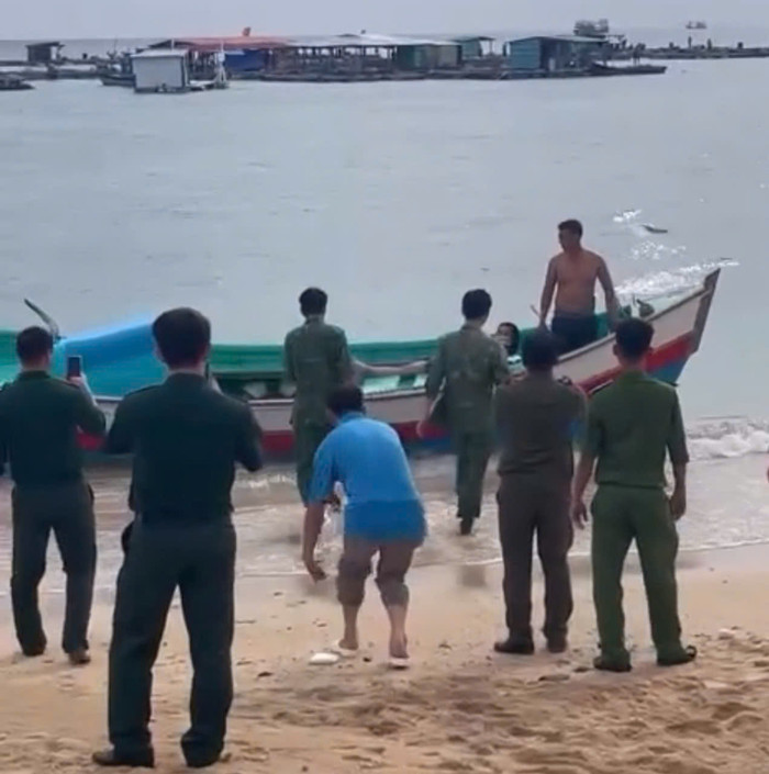 Lực lượng tìm kiếm cứu hộ vẫn đang khẩn trương tìm kiếm nạn nhân còn lại. Ảnh: Báo Người Lao Động.