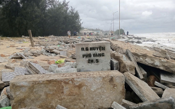 Bão Trà Mi đổ bộ vào Thừa Thiên - Huế, càn quét bờ biển tan hoang Ảnh 2